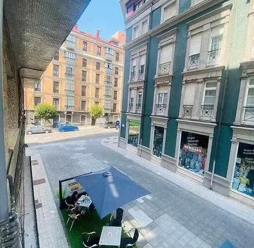 La Casa De Joseal Lado Del Paseo Begona
